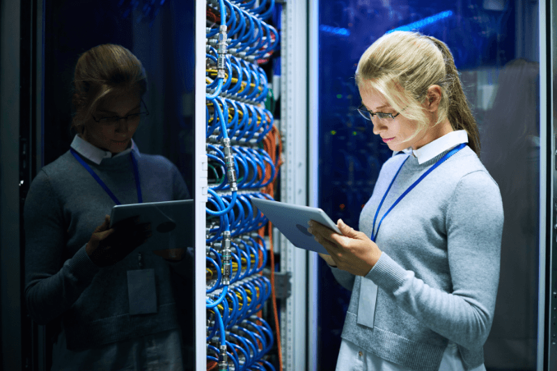 IT-Outsourcing: Administrator arbeitet an Serverrack
